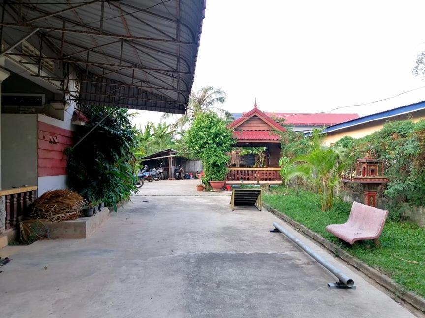 Tortuga Guesthouse Kampot Exterior photo